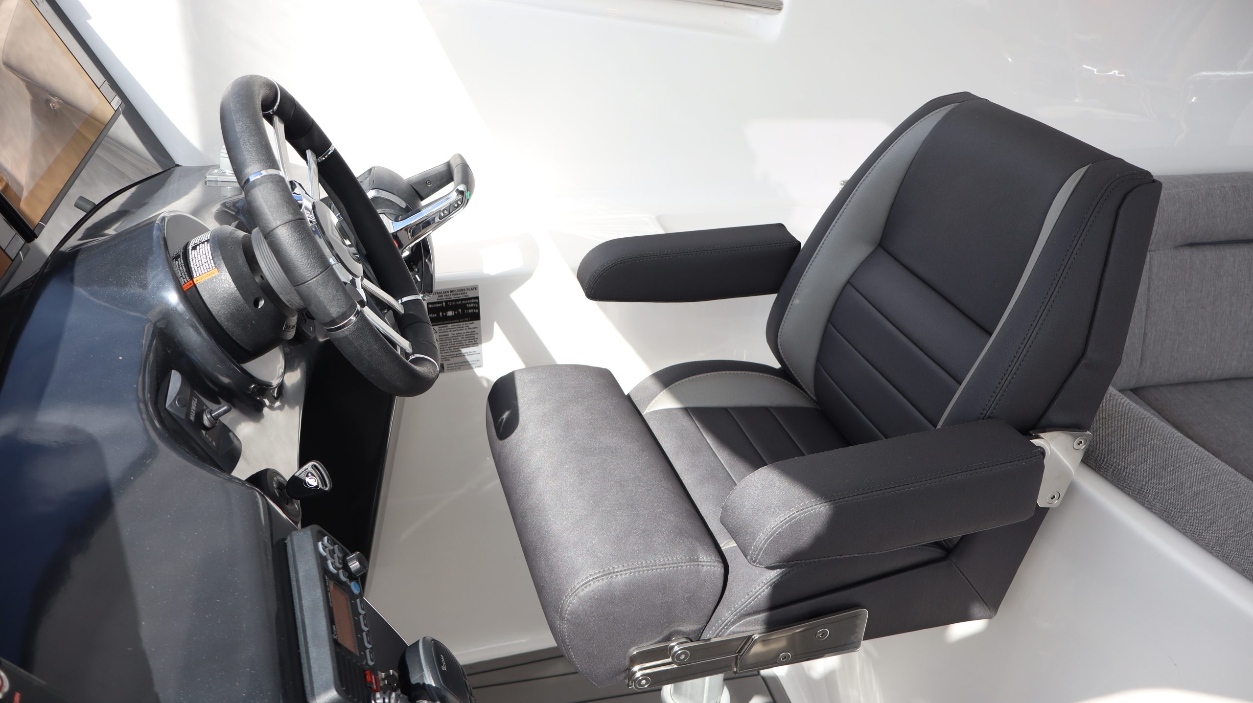 Drivers Seat Vornaro sports cruiser Driver’s seat and helm of the Vornaro boat
